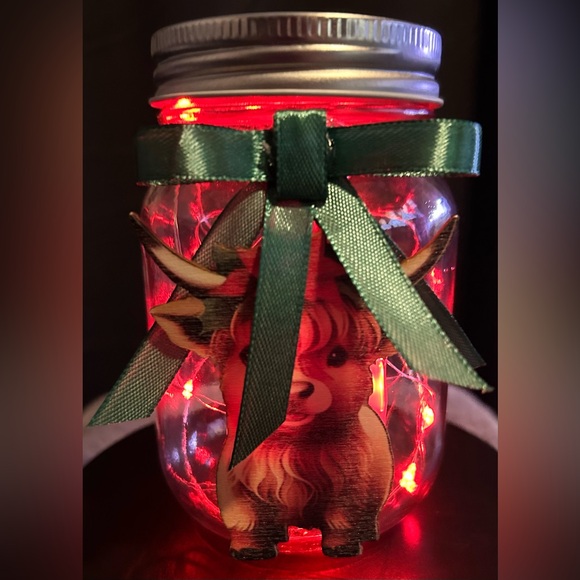 XMAS HIGHLAND COW/CALF CUT-OUT ON 16OZ JAR DECOR/GREEN BOW/RED LIGHTS/HANDMADE - Picture 1 of 7